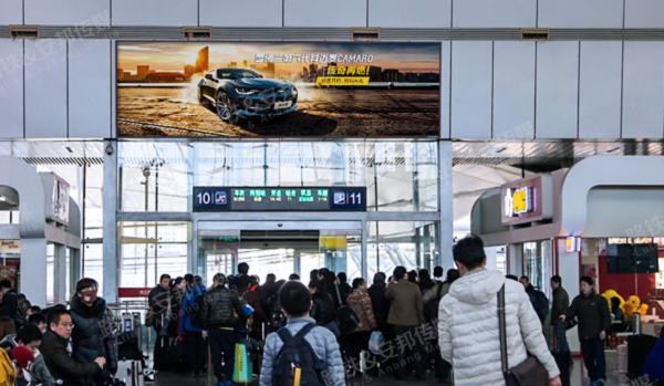 天津站候車廳檢票口上方燈箱廣告投放案例